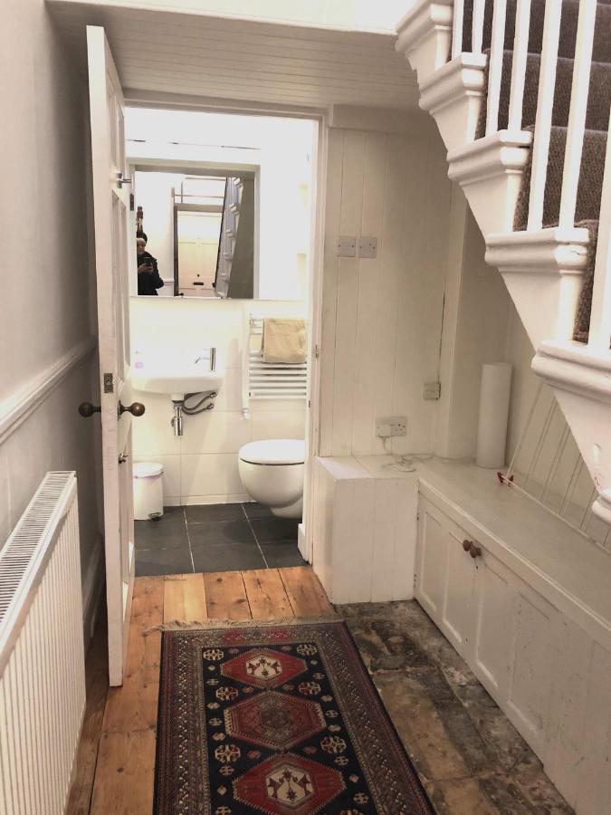 Lauras Townhouse Apartments Thomas Street Townhouse บาธ ภายนอก รูปภาพ